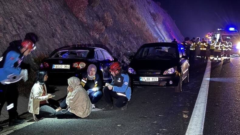 TIR’dan düşen tomruklar 5 araca çarptı: Ölü ve çok sayıda yaralı var