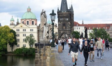 Zengin turist isteyen Çekya, alkollü eğlence turlarını yasakladı