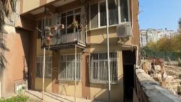 54 yıllık binaya kaçak balkon, metal boruyla destek