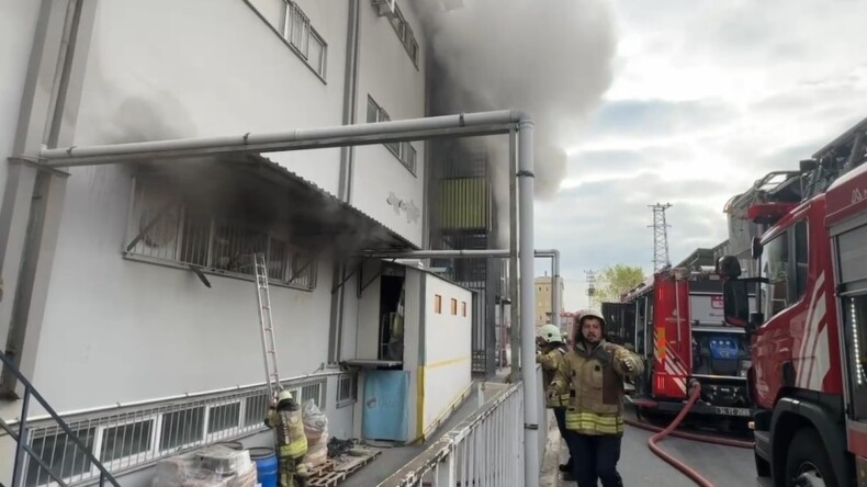 Avcılar’da iş hanında yangın: 2 kişi hastaneye kaldırıldı