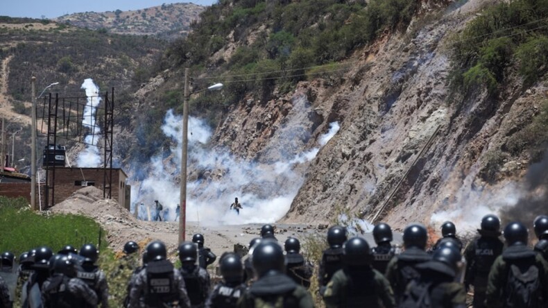 Bolivya’da silahlı muhalifler kışlayı bastı, askerleri rehin aldı