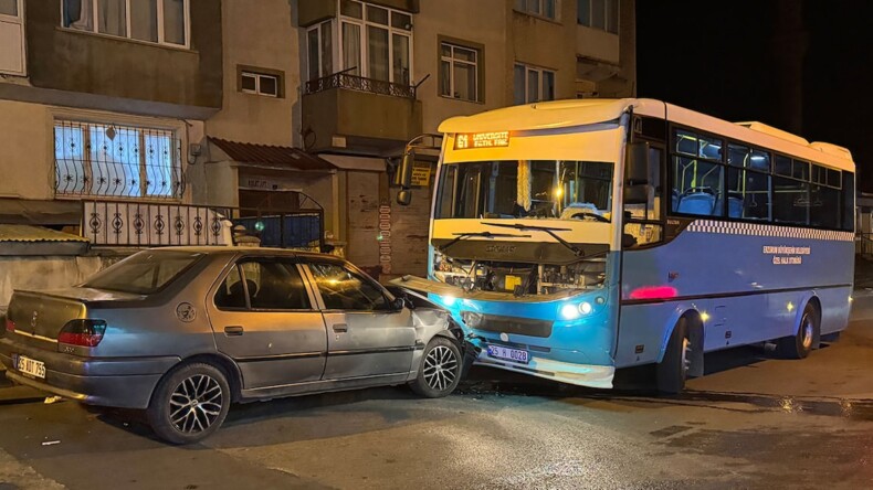 Erzurum’da belediye otobüsü ile otomobil çarpıştı