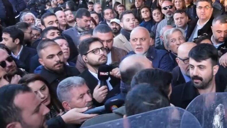 Esenyurt Belediyesi abluka altında: CHP’liler belediyeye alınmadı