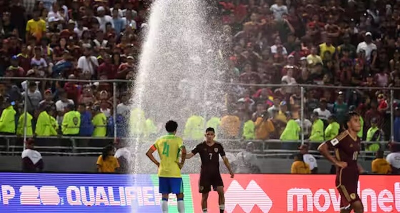 Futbolcular neye uğradığını şaşırdı! Gole giderken çimleri suladılar