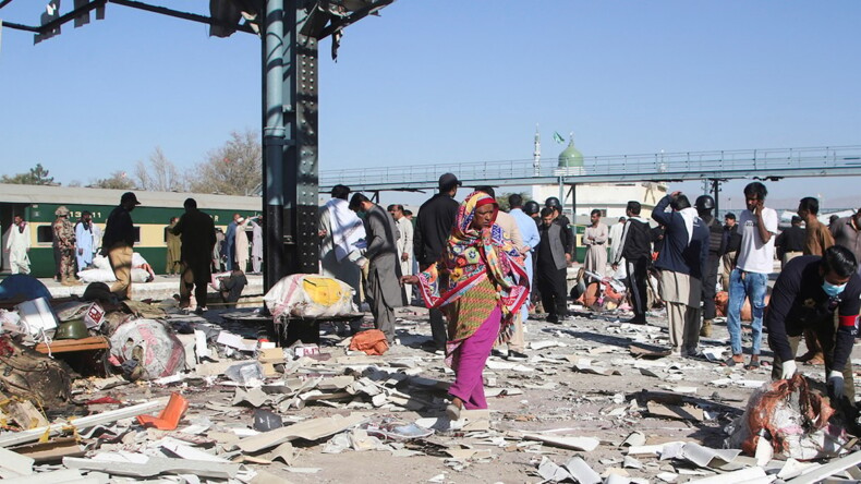 Pakistan’da terör, canlı bombanın patladığı an…