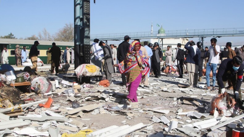 Pakistan’da tren istasyonuna saldırı: Çok sayıda ölü var