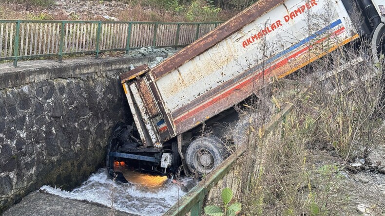 Rize’de kamyon dereye devrildi