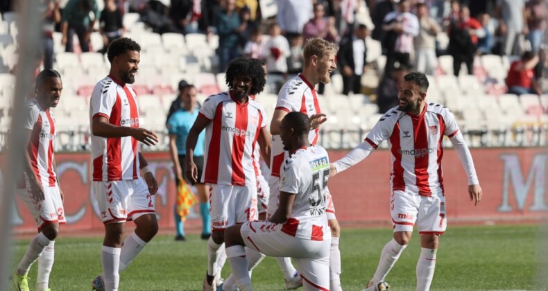 Sivasspor 10 kişiyle Rizespor’u mağlup etti