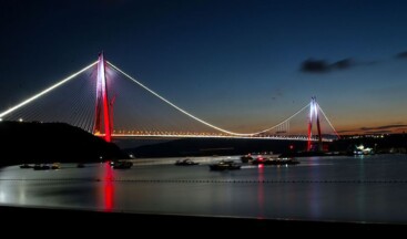 Tankerin dümeni kilitlendi! İstanbul Boğazı trafiğe kapatıldı