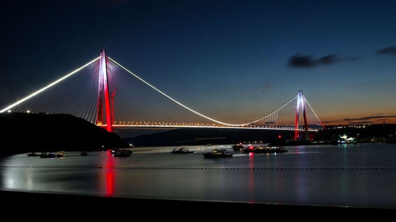 Tankerin dümeni kilitlendi! İstanbul Boğazı trafiğe kapatıldı