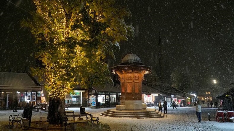 Bosna Hersek’in başkenti Saraybosna’da kar etkili oldu