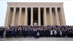 Milli Eğitim Bakanı Tekin, tüm illerden gelen öğretmenlerle Anıtkabir’i ziyaret etti