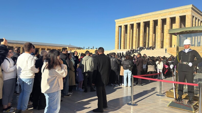 Türk halkı akın akın Ata’sına koşuyor