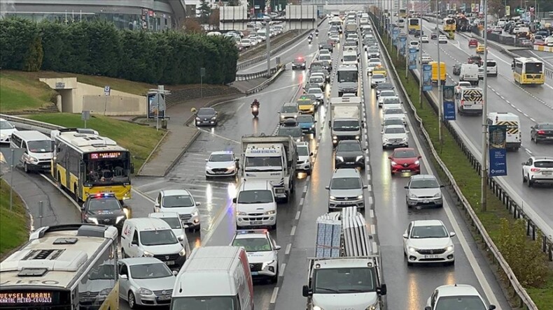 İstanbul’da yağışın da etkisiyle trafik yoğunluğu yüzde 78’e ulaştı