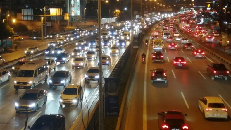 İstanbul’da akşam saatlerinde trafik yoğunluğu yaşanıyor