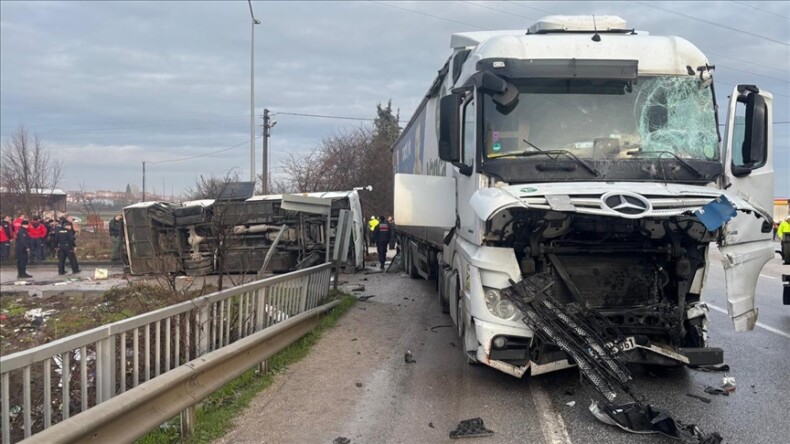 Balıkesir’de okul servisi ile tırın çarpıştığı kaza anı güvenlik kamerasında